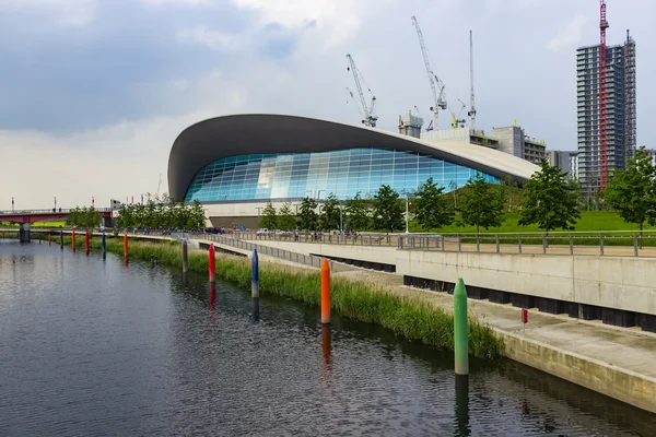 kwaliteit Rijd weg Omtrek Het centrum zwemmen in het Olympische park van koningin elizabeth in londo  – Redactionele stockfoto © chrisdorney #46818005