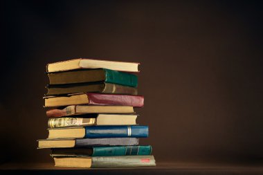 Kullanılan eski kitap yığını