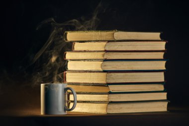 Yığın kitap bardak ve kaşık ile