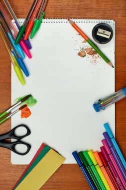 Boyalar, fırçalar, renkli kalemler ve albüm