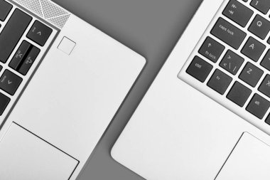 Gri masada dizüstü bilgisayar klavyesi