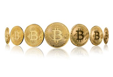Altın bitcoinler. Kripto para birimi beyaz arkaplanda izole edildi.
