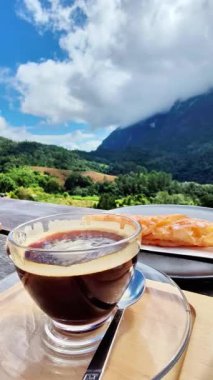 Tahta Masada Sabah Kahvesi Manzaralı Dağ Manzaralı ve Berrak Yeşil Doğa Özgeçmişi Parlak Gün Gününde