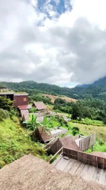 Asya lüks seyahat konsepti, huzurlu dağ manzarası ve Chiang Dao, Chiang Mai, Tayland 'da eşsiz ahşap konaklama yeri olan sis..