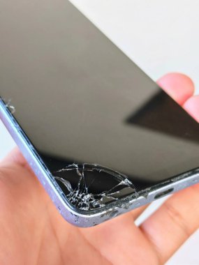 Kırık Ekran ve Hasarlı Cam Teknoloji Kazası ve Onarım Konseptiyle El Tutma Bozuk Akıllı Telefonu.
