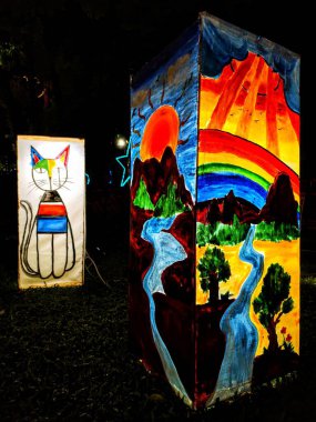 Lanna sanat fenerleri. Yüz bin fener festivali. El, Yi Peng 'deki Loi Krathong festivalinde Tayland desenlerini boyadı.