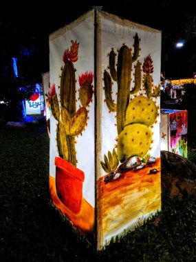 Lanna sanat fenerleri. Yüz bin fener festivali. El, Yi Peng 'deki Loi Krathong festivalinde Tayland desenlerini boyadı.