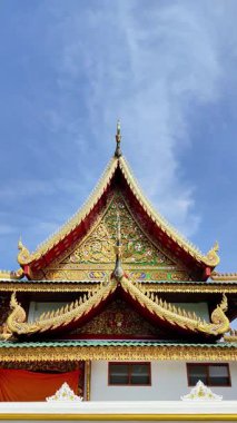 Wat Mongkol Punyaram Lamphun 'daki Altın Naga ve Süslü Lanna Tapınağı Girişi Tayland Antik Tayland Budist Mimarisi 26 Kasım 2025