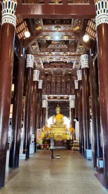 Güzel Lanna tarzı ahşap viharn ve Wat Lok Moli tapınağında renkli Yi Peng kağıt fenerleriyle süslenmiş çedi festivali, Chiang Mai, Tayland, 3 Aralık 2025.