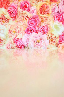 Canlı Pastel Pembe Turuncu Portakal Çiçekli Düğün Arkaplan Duvar Dokusunda Güller Şakayıklar ve Romantik Tebrik Kartı veya Bahar Kutlaması Tasarımı İçin Diğer Çiçekler