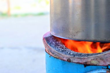 Geleneksel Tayland Eski Tarz Kahvesi veya Kömür Ocağı 'nda Paslanmaz Çelik Kazan ve Sürahilerle Çay Yapımı Süreci