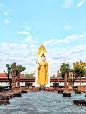 Wat Phra Si Rattana Mahathat Phitsanulok Tayland 'da Phra Buddha Chinnarat, Tayland Tapınağı' nın Ayakta Duran Buda Atölyesi ve Tarihi Pagoda Geçmişi Antik Buda Heykeli. 24 Aralık 2025