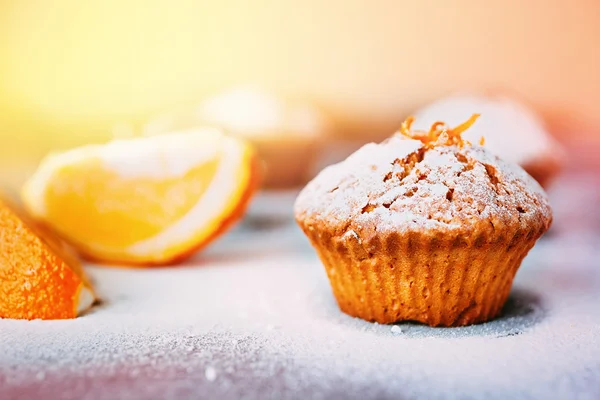 Zelfgemaakte cupcakes met sinaasappelen — Stockfoto