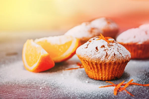 Zelfgemaakte cupcakes met sinaasappelen — Stockfoto