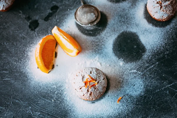 Zelfgemaakte cupcakes met sinaasappelen — Stockfoto