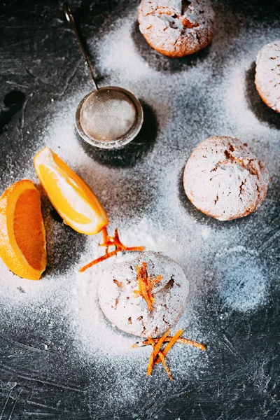 Zelfgemaakte cupcakes met sinaasappelen — Stockfoto