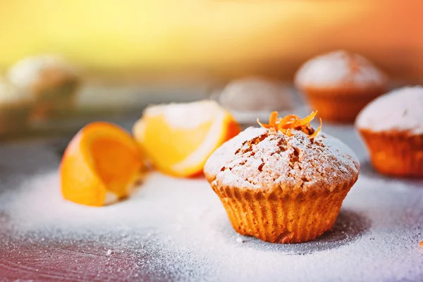 Zelfgemaakte cupcakes met sinaasappelen — Stockfoto