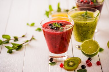 taze berry ve meyve smoothies