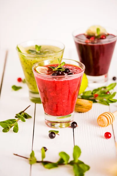 taze berry ve meyve smoothies