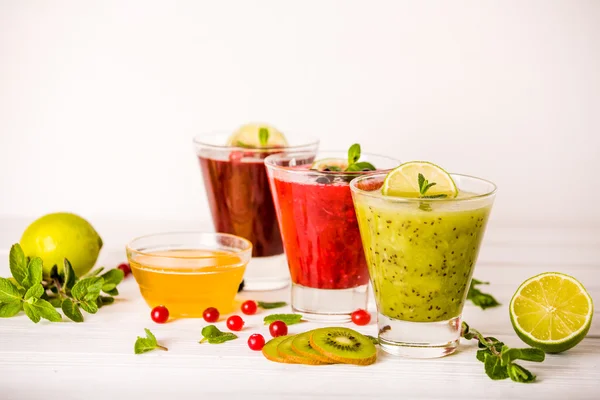 taze berry ve meyve smoothies