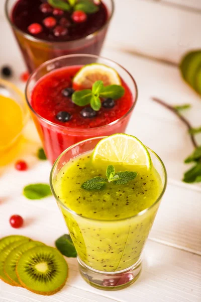 taze berry ve meyve smoothies