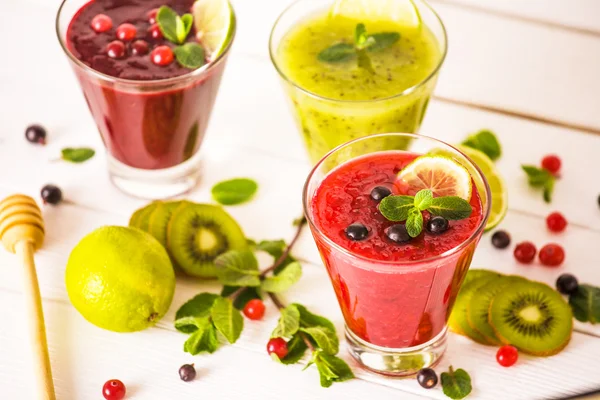 taze berry ve meyve smoothies