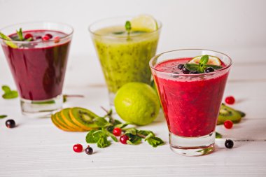 taze berry ve meyve smoothies