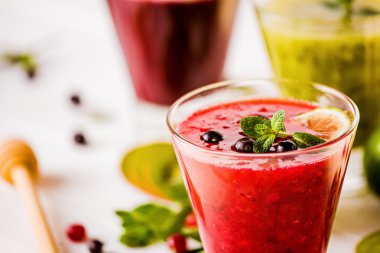 taze berry ve meyve smoothies