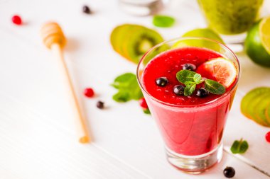 taze berry ve meyve smoothies