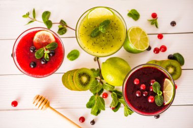 taze berry ve meyve smoothies