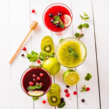 taze berry ve meyve smoothies