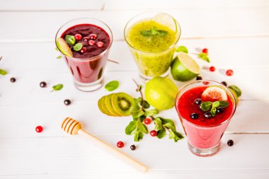 taze berry ve meyve smoothies