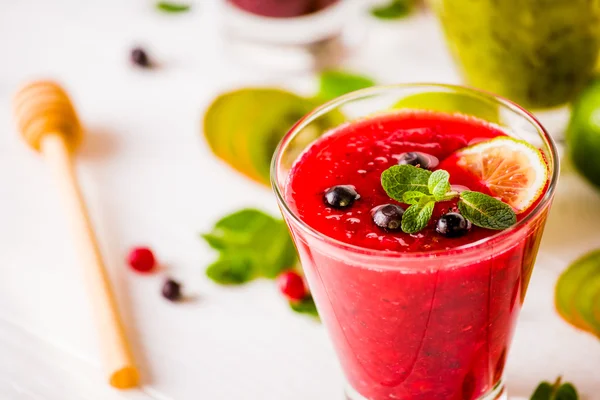 taze berry ve meyve smoothies