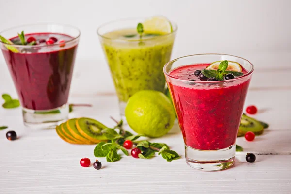 taze berry ve meyve smoothies