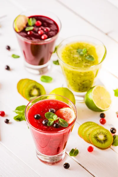 taze berry ve meyve smoothies
