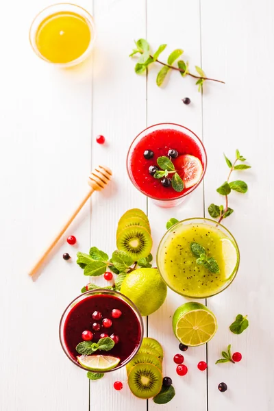 Свежие ягоды и фруктовые коктейли — стоковое фото