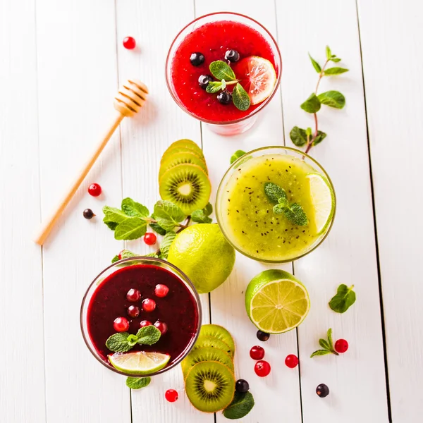 taze berry ve meyve smoothies