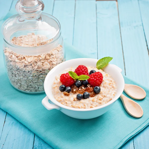 Gesundes Frühstück - Haferbrei mit Beeren — Stockfoto