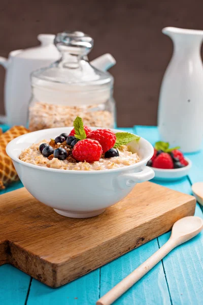 Café da manhã são - mingau de cereal com bagas — Fotografia de Stock