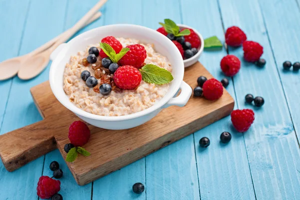 Café da manhã são - mingau de cereal com bagas — Fotografia de Stock