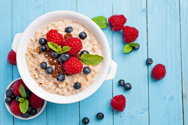 Hälsosam frukost - gröt med bär — Stockfoto