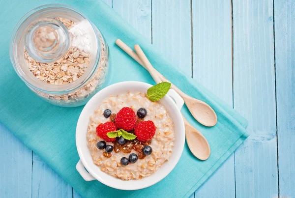 El desayuno sano - la papilla con las bayas Fotos De Stock Sin Royalties Gratis