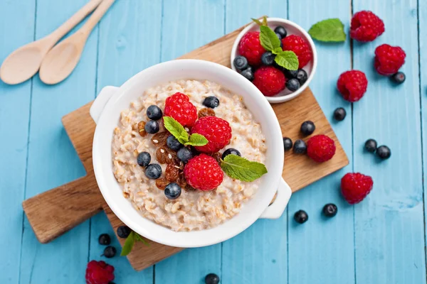 El desayuno sano - la papilla con las bayas Imagen De Stock