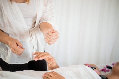 Masaj taşları ve çiçeklerle masaj dekorasyonu