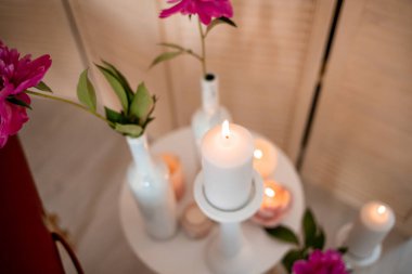 Rahatlatıcı elementlerle güzellik merkezi dekorasyonu