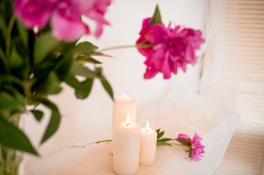 Masaj taşları ve çiçeklerle masaj dekorasyonu