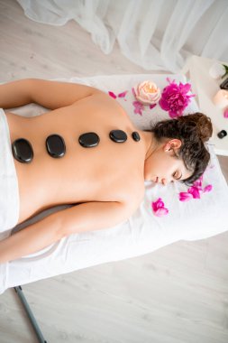 Tatilde masaj yaptıran genç bir kız.