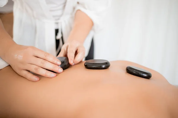 Giovane Ragazza Massaggio Spa Vacanza — Foto Stock