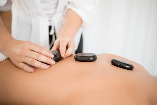 Chica Joven Masaje Spa Vacaciones — Foto de Stock