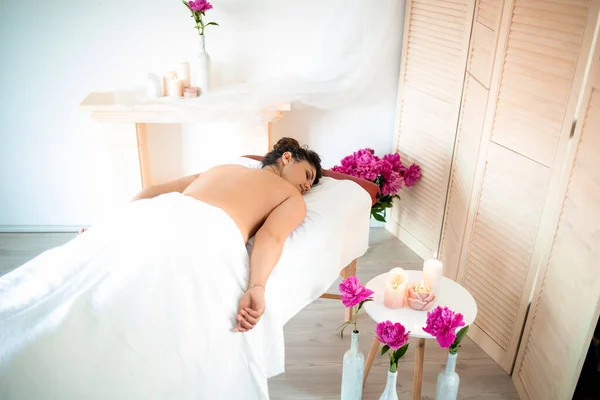 Jong Meisje Spa Massage Vakantie — Stockfoto